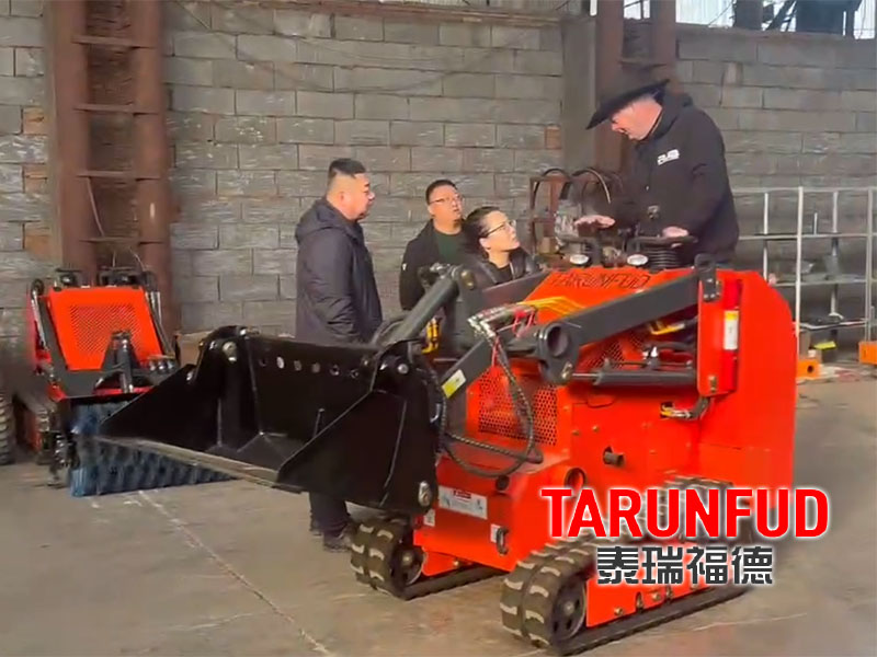 滑移裝載機(jī)出口